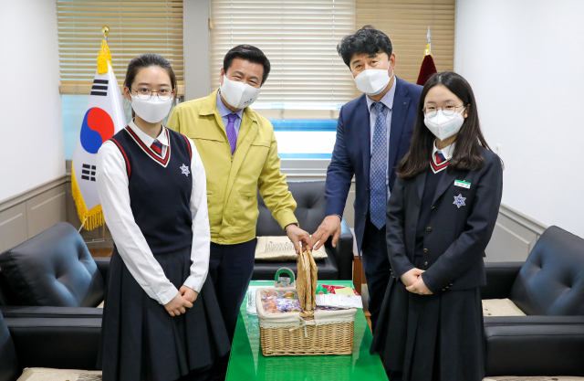 대구 성명여자중학교(교장 서재기) 학생과 교직원이 13일 중구청과 중구보건소에 부활절 기념 달걀 400여개를 전달했다. 대구 중구청 제공