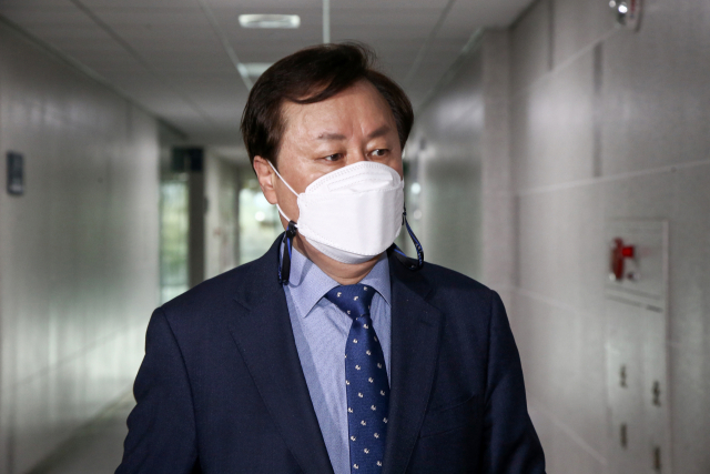 더불어민주당 도종환 비상대책위원장이 13일 국회 의원회관에서 열린 4·7 재보선 참패 후 당의 방향을 논의하는 3선 의원 모임에 참석하고 있다. 연합뉴스