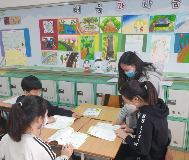 코로나19 탓에 학교 교육에 공백이 생기면서 기초학력 격차가 커졌다는 지적이 나온다. 대구시교육청 등 교육당국도 이런 격차를 메우기 위해 관심을 쏟고 있다. 대구 한 초교가 기초학력 지원 사업 중 하나로 운영 중인 