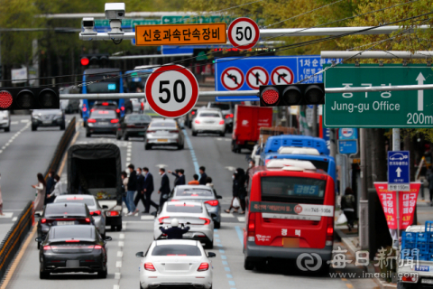 대구 중구 국채보상로 제한속도 50km/h 이하 표지판 아래로 시민들이 횡단보도를 건너고 있다. 매일신문DB.