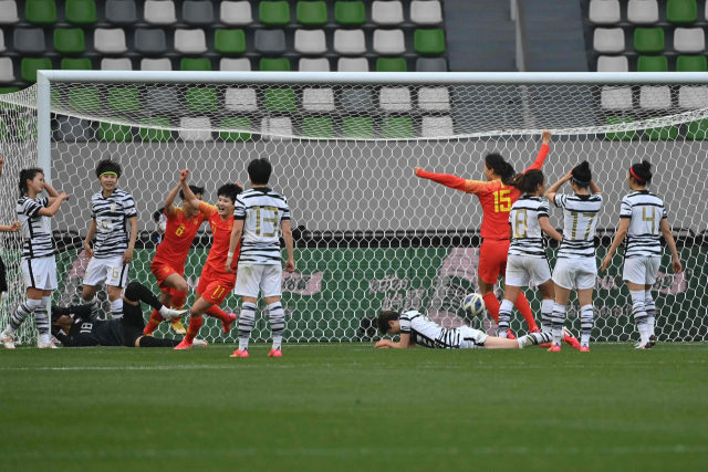 한국 여자 축구대표팀 선수들이 13일 열린 중국과의 도쿄올림픽 아시아지역 최종 예선 플레이오프 2차전에서 실점하자 실망하고 있다. 연합뉴스