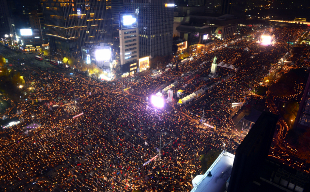 2016년 11월 19일 서울 광화문에서 진행된 최순실 게이트 진상규명 및 박근혜 대통령 퇴진 요구 촛불집회 모습. 서울 사진공동취재단