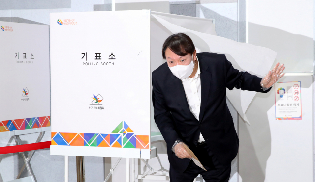 윤석열 전 검찰총장이 4·7 서울시장 보궐선거 사전투표 첫날인 2일 서울 서대문구 남가좌1동 주민센터에 마련된 사전투표소에서 기표를 마치고 기표소에서 나오고 있다. 연합뉴스