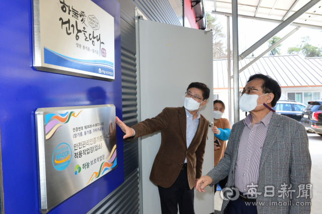 엄태항 봉화군수가 하눌보호작업장을 둘러보고 있다. 마경대 기자
