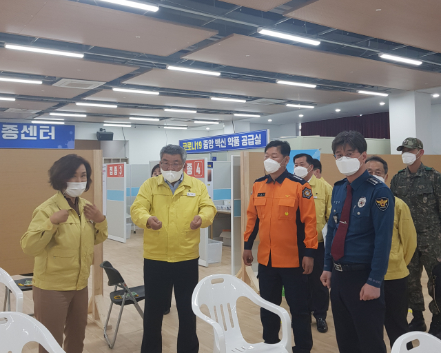 예천경찰서와 예천군, 군(軍) 관계자들이 백신 접종이 이뤄질 국민체육센터 안전점검을 하고 있다. 예천경찰서 제공