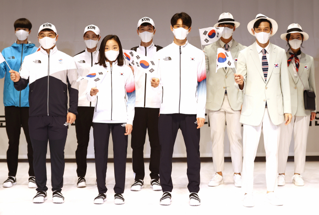 14일 진천국가대표선수촌에서 열린 도쿄올림픽대회 D-100 미디어데이에서 태권도 이대훈 등 선수들이 시상복과 단복을 선보이고 있다. 연합뉴스
