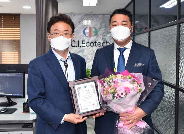 이철우 경북도지사가 14일 조일호 ㈜씨아이에코텍 대표에게 표창한 뒤 기념촬영을 하고 있다. 경북도 제공