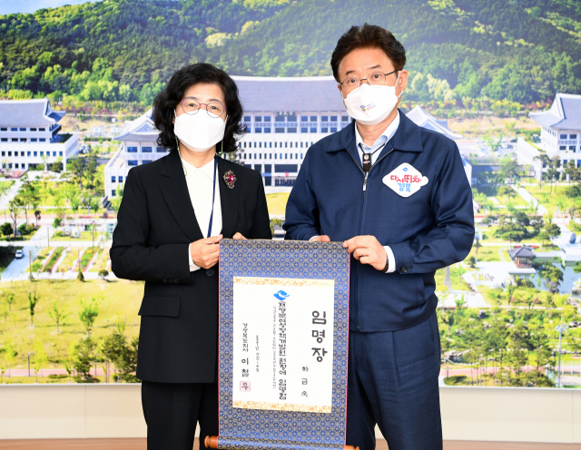 이철우 경북도지사가 13일 하금숙 신임 경북여성정책개발원장에게 임명장을 수여한 뒤 기념촬영을 하고 있다. 경북도 제공