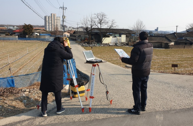 영천시 지적정보과 직원들이 토지 활용가치를 향상시키기 위한 지적재조사 작업을 하고 있다. 영천시 제공