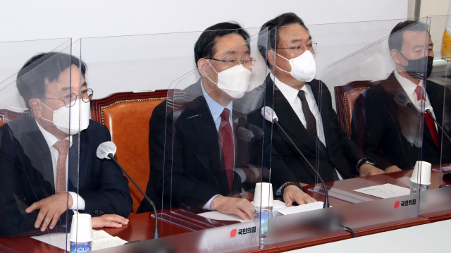 국민의힘 주호영 당대표 권한대행(왼쪽 두번째)이 14일 국회에서 열린 당대표 권한대행-중진의원 연석회의에서 발언하고 있다. 연합뉴스