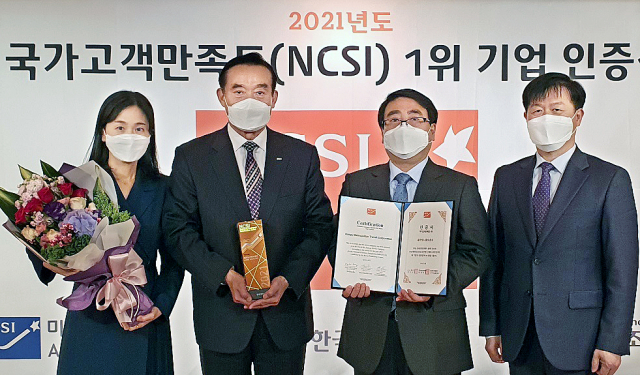 대구도시철도공사가 올해 한국생산성본부 국가고객만족도 조사에서 13년 연속으로 도시철도 서비스 부문 1위를 달성했다. 홍승활 대구도시철도공사 사장(왼쪽에서 두번째)이 수상후 기념촬영을 하고 있다. 대구도시철도공사 제공