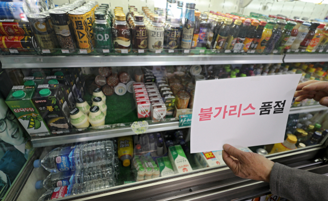 지난해 대구 한 슈퍼마켓 주인이 음료 진열대에 불가리스 품절 안내문을 붙이고 있다. 당시 남양유업의 발효유 제품 불가리스가 코로나19 억제에 효과가 있다는 연구 결과를 내놓자 실제 효과를 두고 논란이 일었다. 김영진 기자 kyjmaeil@imaeil.com