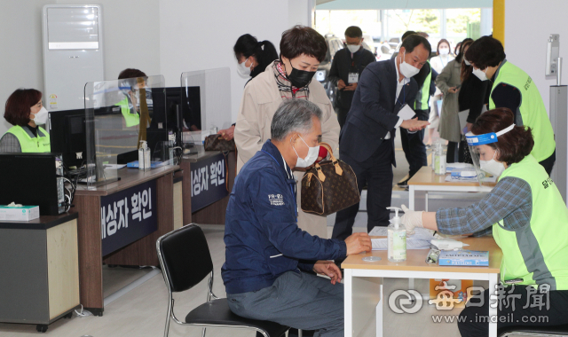 14일 대구 달성군 코로나19 예방접종센터인 달성유통센터에서 열린 백신 접종 모의훈련에서 참가자들이 예진표를 작성하고 있다. 달성군 백신 접종은 22일부터 진행될 예정이다. 성일권 기자 sungig@imaeil.com