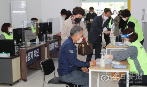 백신도 없는데 '접종 훈련쇼'?…노년층 더딘 접종에 '분통'