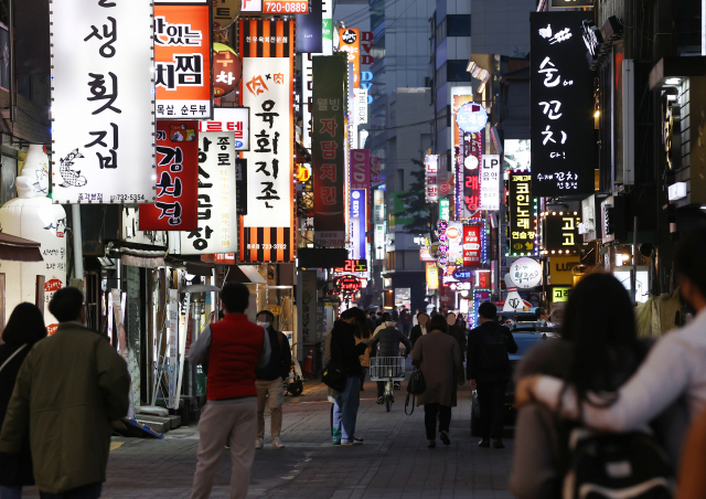 국내 신종 코로나바이러스 감염증(코로나19) 신규 확진자가 급증하면서 거리두기 단계 상향 등 정부의 방역대응 수위가 주목되고 있는 14일 오후 시민들이 서울 종로구 종각젊음의거리를 걷고 있다. 연합뉴스
