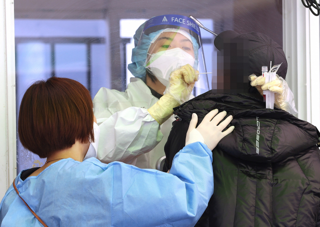 국내 신종 코로나바이러스 감염증(코로나19) 확산세가 갈수록 거세지는 가운데 14일 오후 서울역광장에 마련된 임시선별진료소에서 의료진이 검체를 채취하고 있다. 중앙방역대책본부는 이날 0시 기준으로 코로나19 신규 확진자가 731명 늘어 누적 11만1천419명이라고 밝혔다. 연합뉴스