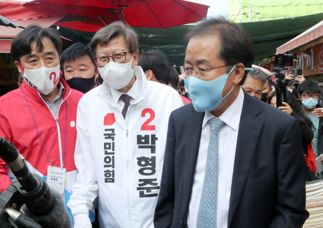 2일 부산 기장군 기장시장에서 국민의힘 박형준 부산시장 후보, 정동만 의원이 무소속 홍준표 의원과 함께 지지를 호소하며 이동하고 있다. 연합뉴스