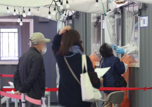 국내 신종 코로나바이러스 감염증(코로나19) 확산세가 갈수록 거세지는 가운데 14일 오후 서울역광장에 마련된 임시선별진료소에서 의료진이 검체를 채취하고 있다. 중앙방역대책본부는 이날 0시 기준으로 코로나19 신규 확진자가 731명 늘어 누적 11만1천419명이라고 밝혔다. 연합뉴스