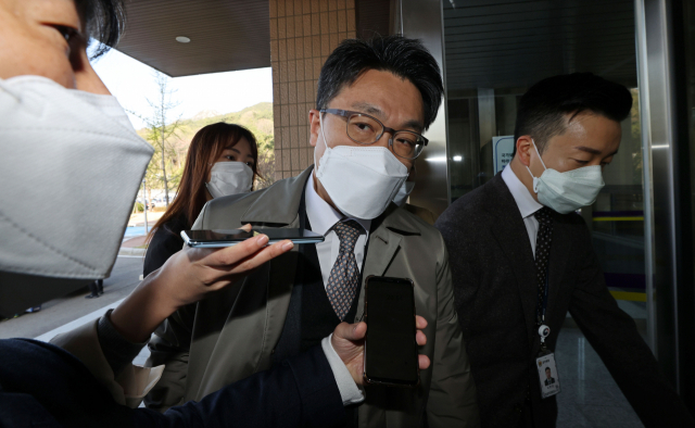 김진욱 고위공직자범죄수사처장이 지난 9일 오전 경기 정부과천청사 내 공수처로 출근하고 있다. 연합뉴스