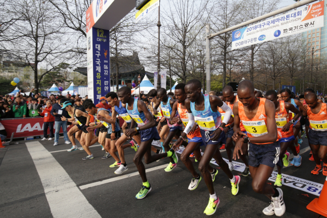 2021 대구국제마라톤대회가 4월 한 달간 언택트 레이스로 열리고 있다. 사진은 지난 2018년 대회 출발 모습. 매일신문DB