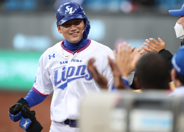 삼성라이온즈 리드오프 김상수가 지난 13일 대구 한화전에서 첫 득점을 올리고 덕아웃으로 복귀하고 있다. 삼성라이온즈 제공