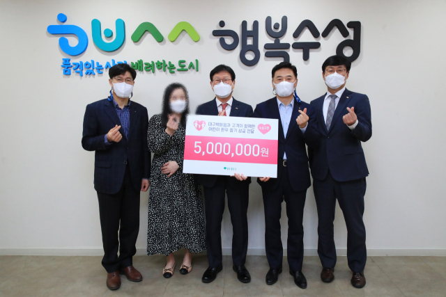 대구백화점은 지난 14일 대구 수성구청을 방문해 희귀 난치성 질환을 앓는 어린이 환우(6세) 가정에 후원금 500만원을 전달했다. 환우의 어머니(왼쪽에서 2번째)와 박일한(왼쪽에서 4번째) 대구백화점 영업본부장, 김대권(가운데) 수성구청장. 대구백화점 제공