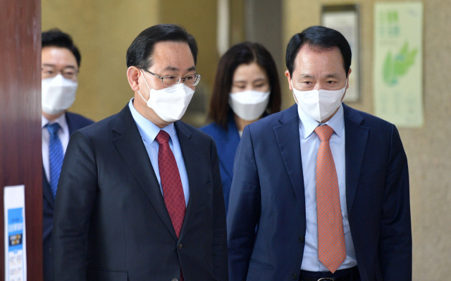 국민의힘 주호영 대표 대행(왼쪽)이 15일 오전 국회에서 열린 비상대책위원회의에 입장하고 있다. 연합뉴스