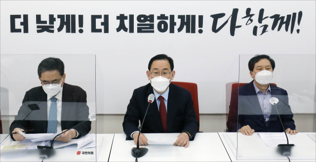 국민의힘 주호영 당대표 권한대행과 의원들이 15일 오전 서울 여의도 국회에서 울산시장 선거 개입 재판 결과에 대한 입장을 발표하고 있다. 연합뉴스