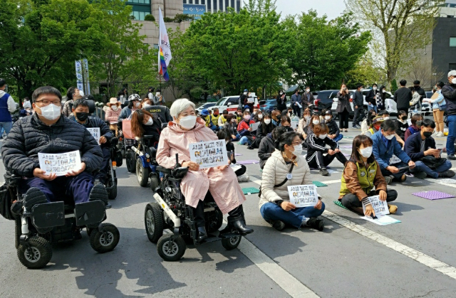 420장애인차별철폐대구투쟁연대는 15일 대구시청 앞에서 기자회견을 열고 