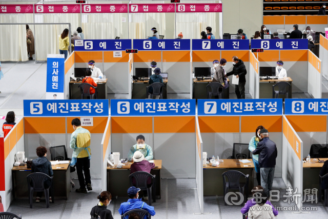 15일 경산실내체육관에서 75세 이상 경산시민에 대한 화이자 백신 접종이 시작돼 어르신이 접종구역으로 이동하고 있다. 우태욱 기자 woo@imaeil.com