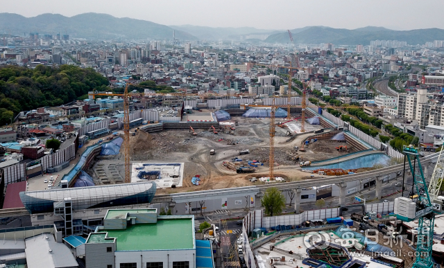 15일 대구 중구 도시철도 3호선 달성공원역 인근 푸르지오 힐스테이트 건축 현장. 우태욱 기자 woo@imaeil.com