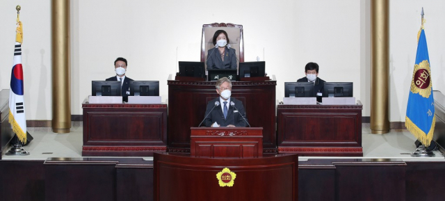 이재명 경기도지사가 15일 진행된 경기도의회 도정질문에 답변을 하고 있다. 경기도 제공