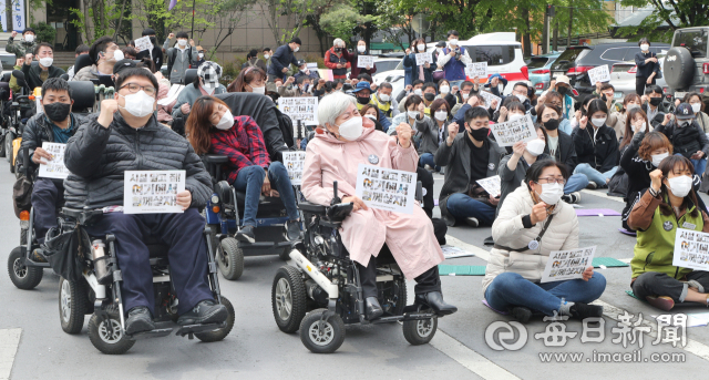 장애인의 날(4월 20일)을 앞두고 420장애인차별철폐대구투쟁연대가 지난 15일 대구시청 앞에서 기자회견 열고 장애인의 탈시설 자립생활권리 보장, 주거권 보장, 건강권 보장, 활동 지원 등을 촉구하고 있다. 성일권 기자 sungig@imaeil.com