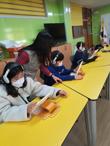 대구시교육청이 기초학력을 다질 수 있게 초·중학교 351곳에 학습 지도 보조 인력 1천200명을 투입한다. 교실에서 초등학생의 학습을 지도하는 모습. 대구시교육청 제공
