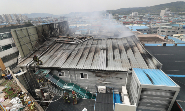 15일 대구 북구 침산동 한 식품공장에서 화재가 발생해 출동한 소방대원들이 진화 작업을 하고 있다. 성일권 기자 sungig@imaeil.com