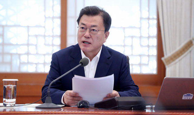 문재인 대통령이 15일 오후 청와대에서 열린 확대경제장관회의에서 발언하고 있다. 연합뉴스