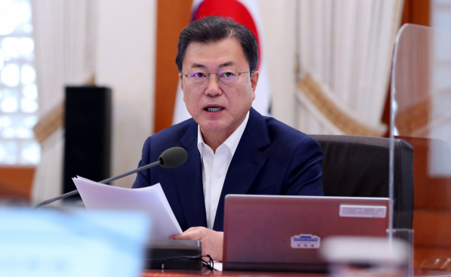 문재인 대통령이 15일 오후 청와대에서 열린 확대경제장관회의에서 발언하고 있다. 연합뉴스