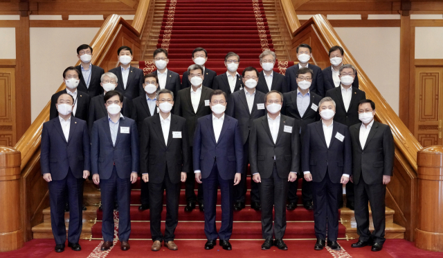 문재인 대통령이 15일 오후 청와대에서 열린 확대경제장관회의를 마치고 참석자들과 기념촬영을 하고 있다. 앞줄 왼쪽부터 홍남기 경제부총리 겸 기획재정부 장관, 공영운 현대자동차 사장, 이정배 삼성전자 사장, 문 대통령, 이석희 SK하이닉스 사장, 최웅선 인팩 대표이사, 유영민 대통령 비서실장. 둘째줄 왼쪽부터 성윤모 산업통상자원부 장관, 최기영 과학기술정보통신부 장관, 배재훈 HMM 사장, 가삼현 한국조선해양 대표이사, 정진택 삼성중공업 사장, 황호선 한국해양진흥공사 사장, 김현수 농림수산식품부 장관, 이재갑 고용부 장관. 셋째줄 왼쪽부터 이호승 정책실장, 구윤철 국무조정실장, 문성혁 해양수산부 장관, 변창흠 국토교통부 장관, 권칠승 중소벤처기업부 장관, 은성수 금융위원장, 안일환 경제수석. 연합뉴스