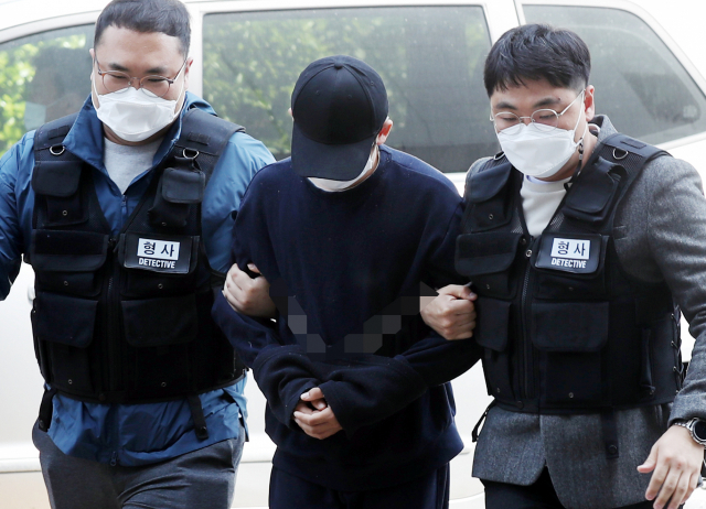 인천의 한 모텔에서 생후 2개월 된 딸을 학대한 혐의를 받는 20대 아버지 A씨가 15일 오후 구속 전 피의자 심문(영장실질심사)을 받기 위해 인천시 미추홀구 인천지방법원으로 들어서고 있다. 연합뉴스
