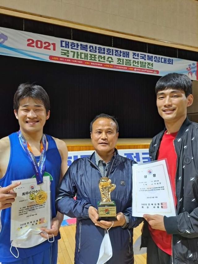 영주시청 복싱부(왼쪽부터 정재민, 백낙춘 감독, 이상민) 선수가 수상을 기념하고 있다. 영주시복싱협회 제공