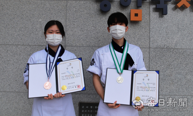 제과부문 수상을 차지한 한국국제조리고등학교 학생(왼쪽부터 용수진, 육현우)이 메달과 상장을 들고 기념 사진을 촬영했다. 한국국제조리고 제공