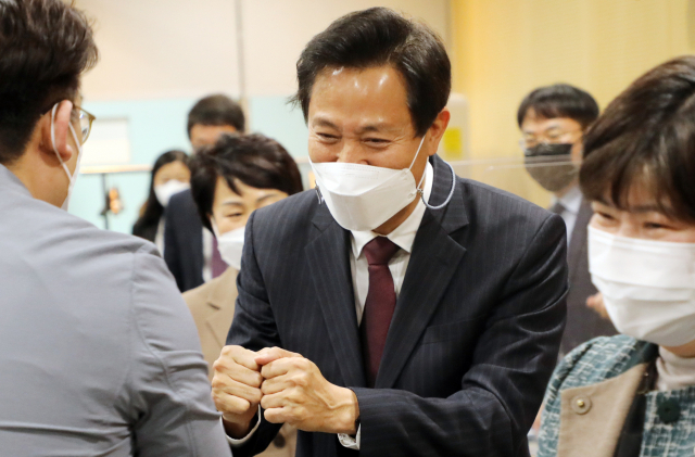 오세훈 서울시장이 16일 시청에서 간담회에 참석한 사회복지 직능단체장들과 인사하고 있다. 연합뉴스