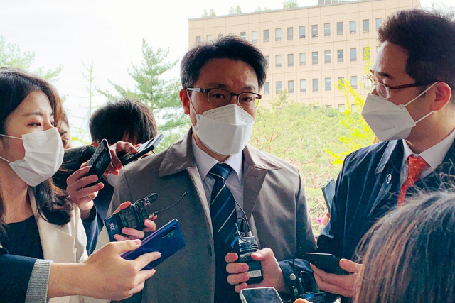 김진욱 고위공직자범죄수사처(공수처) 처장이 16일 정부과천청사 공수처로 출근하며 취재진의 질문에 답하고 있다. 공수처는 이날부터 부장검사 2명, 평검사 11명 등 검사 13명을 신규 임용하고 수사 체계로 전환한다. 연합뉴스