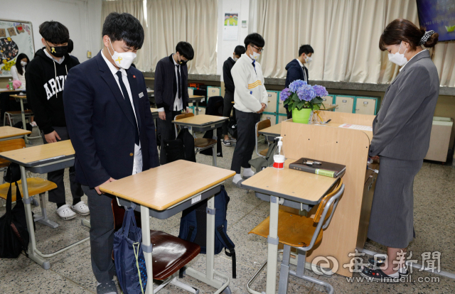 세월호 참사 7주기인 16일 대구지역 각급 학교에서 희생자들을 기리는 추모 행사가 진행된 가운데 수성구 만촌동 영남공고 3학년 학생들이 세월호 참사를 기억하고 추모하기 위해 1분간 추모 묵념을 하고 있다. 우태욱 기자 woo@imaeil.com