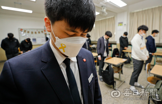 세월호 참사 7주기인 16일 대구지역 각급 학교에서 희생자들을 기리는 추모 행사가 진행된 가운데 수성구 만촌동 영남공고 3학년 학생들이 세월호 참사를 기억하고 추모하기 위해 1분간 추모 묵념을 하고 있다. 우태욱 기자 woo@imaeil.com
