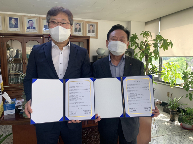 고동현(오른쪽) 서대구공단 이사장과 배복환 스마트공장공급협회장이 스마트공장 구축 지원 업무협약을 체결했다. 서대구산업단지관리공단 제공