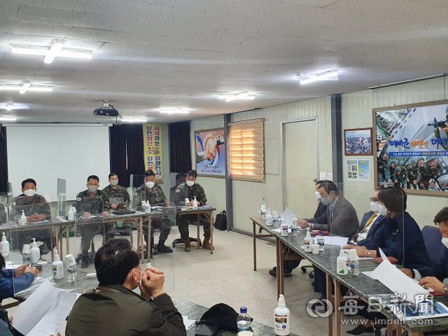 16일 포항 화진훈련장 갈등 해소를 위해 주민대표단과 유관기관, 군 관계자들이 모여 간담회를 갖고 있다. 이날 김동수 육군 50사단장, 이규범 송라면발전협의회장. 한창화 경북도의원, 한진욱 포항시의원을 비롯해 포항시 및 포항북부경찰서 관계자 등이 참석했다, 육군 50사단 제공