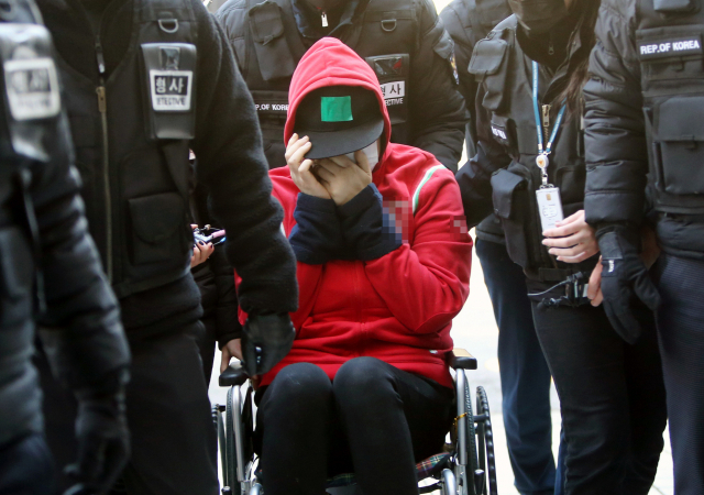 8살 딸의 호흡을 막아 숨지게 한 혐의를 받는 어머니 A(44·여)씨가 17일 오후 구속 전 피의자 심문(영장실질심사)을 받기 위해 인천시 미추홀구 인천지방법원으로 들어서고 있다. 연합뉴스