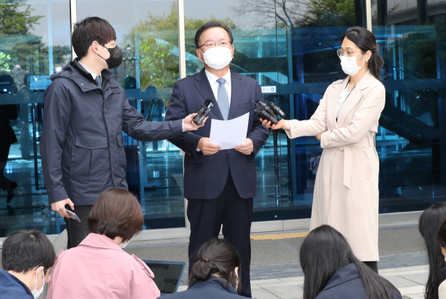 김부겸 국무총리 후보자가 16일 오후 서울시 종로구 임시 사무실이 마련된 금융연수원에서 업무보고를 받은 뒤 건물 밖으로 나와 소감을 밝히고 있다. 연합뉴스