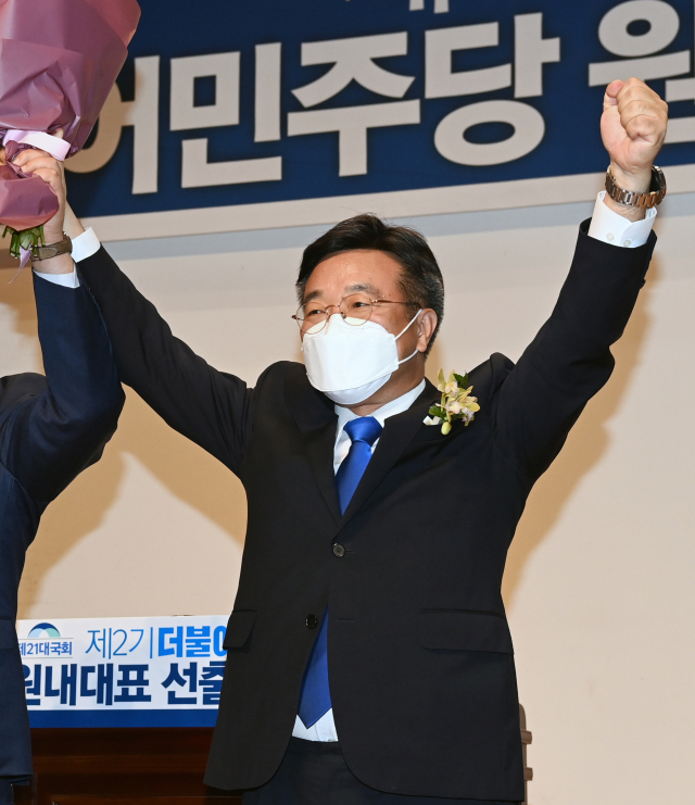 16일 오전 국회 의원회관에서 열린 더불어민주당 원내대표 선출을 위한 의원총회에서 신임 윤호중 원내대표가 손을 들어 인사하고 있다. 연합뉴스
